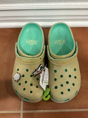 Brand new Crocs Margaritaville Beach Classic Clog, size 11W/9M 🌴